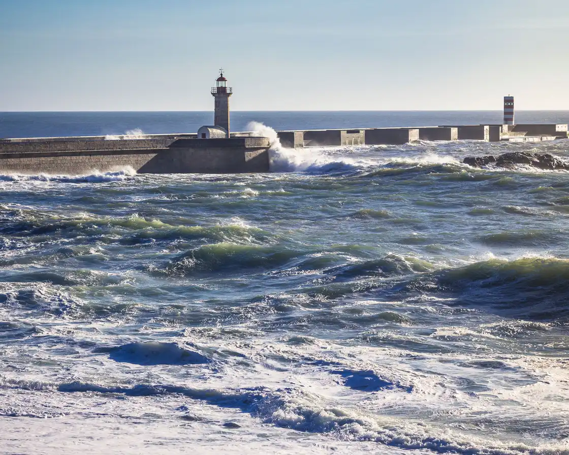 The Felgueiras lighthouse on the Foz do Douro pier with an Atlantic swell